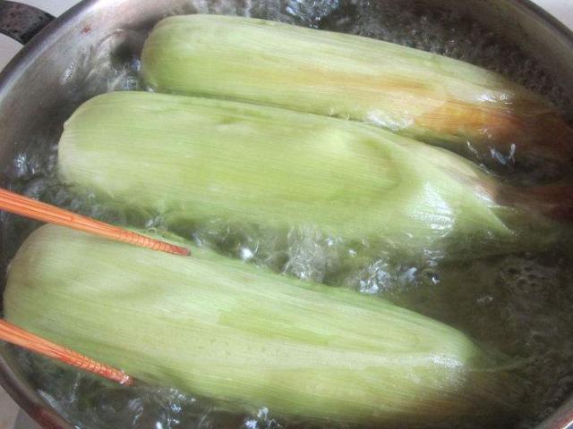 煮玉米加点什么让玉米更好吃,玉米怎么吃更健康