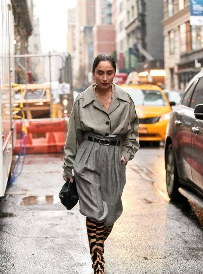 宽松裤子塞到靴子里的穿搭,最时髦的裤子配靴子