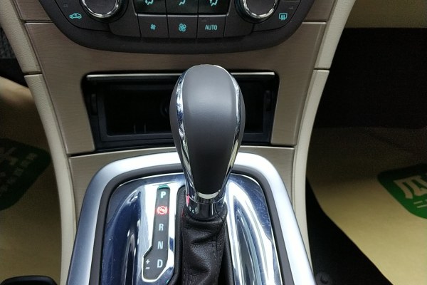 别克君威2015款2.0精英版二手,我买了辆二手车