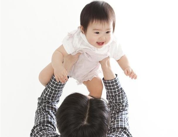 宝宝总是喜欢玩“举高高”，父母别惯着，背后有三大危害不容小觑
