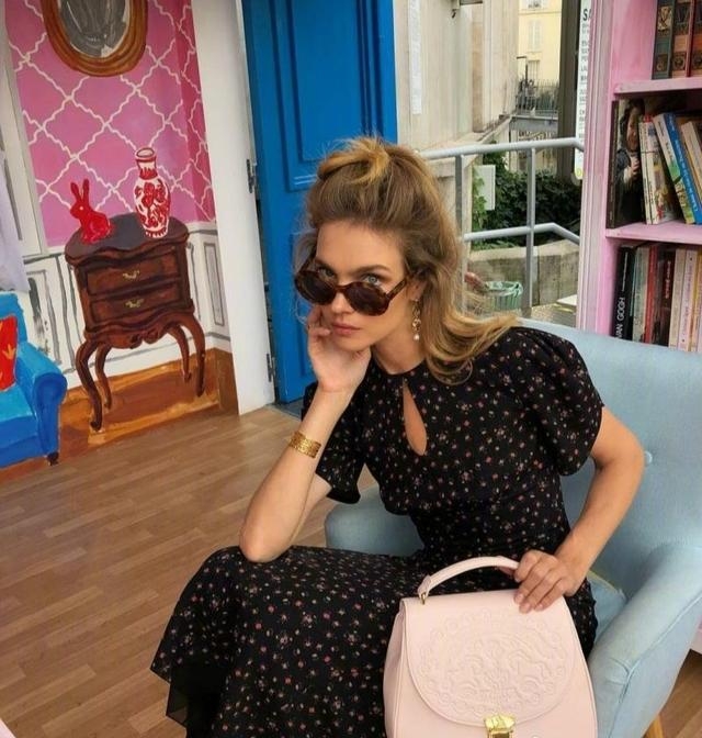 Lv太子妃人生开了挂，穿开叉裙大秀模特长腿，衣品太赞