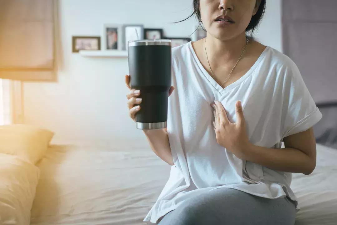 老是烧心胸部疼,喉咙有异物感烧心胸痛咋回事