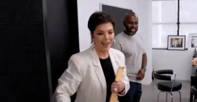 64岁卡戴珊妈妈也撒娇？和39岁黑人小男友在办公室亲吻，太甜了吧