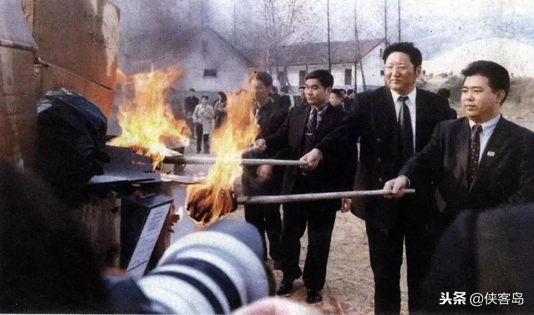 「岛读」省长打喷嚏绷断皮带，总理大笑：报应!