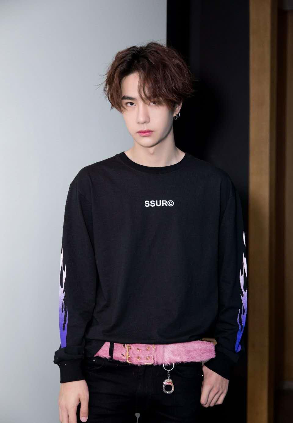 一博有条奇葩松紧带裤子?我所有的穿搭灵感都来源于创新。