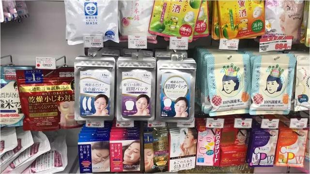 硬刚女皇龙妈也扛不住法令纹，2条沟壑让人心疼，贴一贴就消了