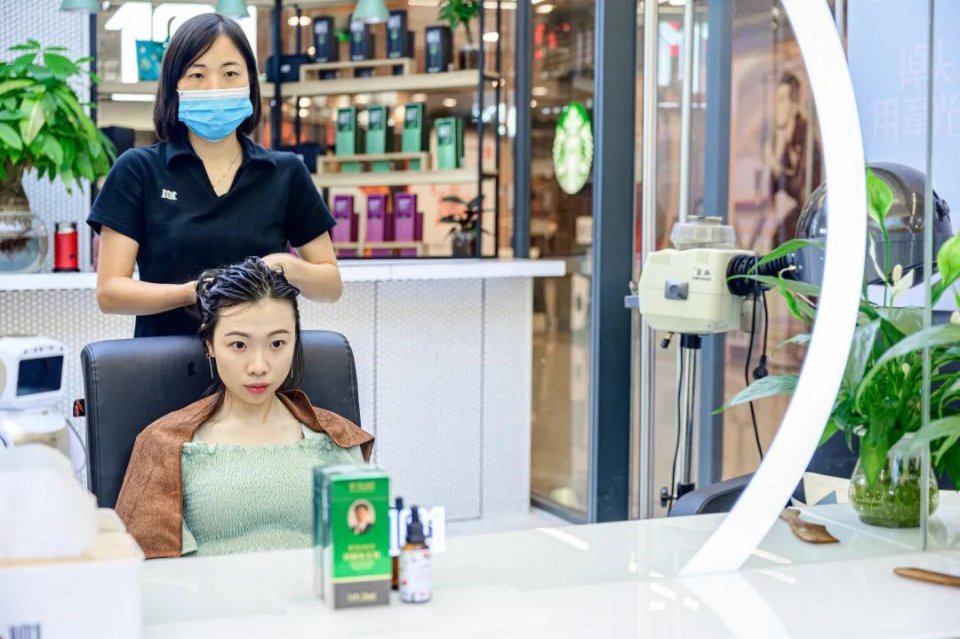 叹头部SPA!拒做人间“油”物,解锁防秃养发小妙招