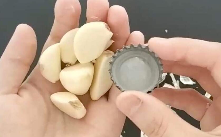 怎么用指甲剥蒜剥得快,剥蒜不伤指甲的妙招