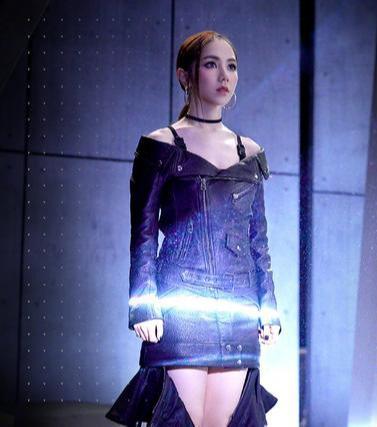 邓紫棋穿黑皮衣黑裙子,邓紫棋最新皮裤造型