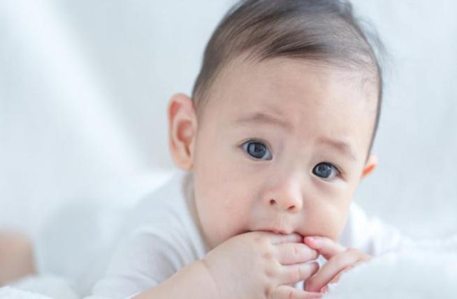 宝宝吃辅食老是吃手怎么办,孩子爱吃手咬指甲是缺什么