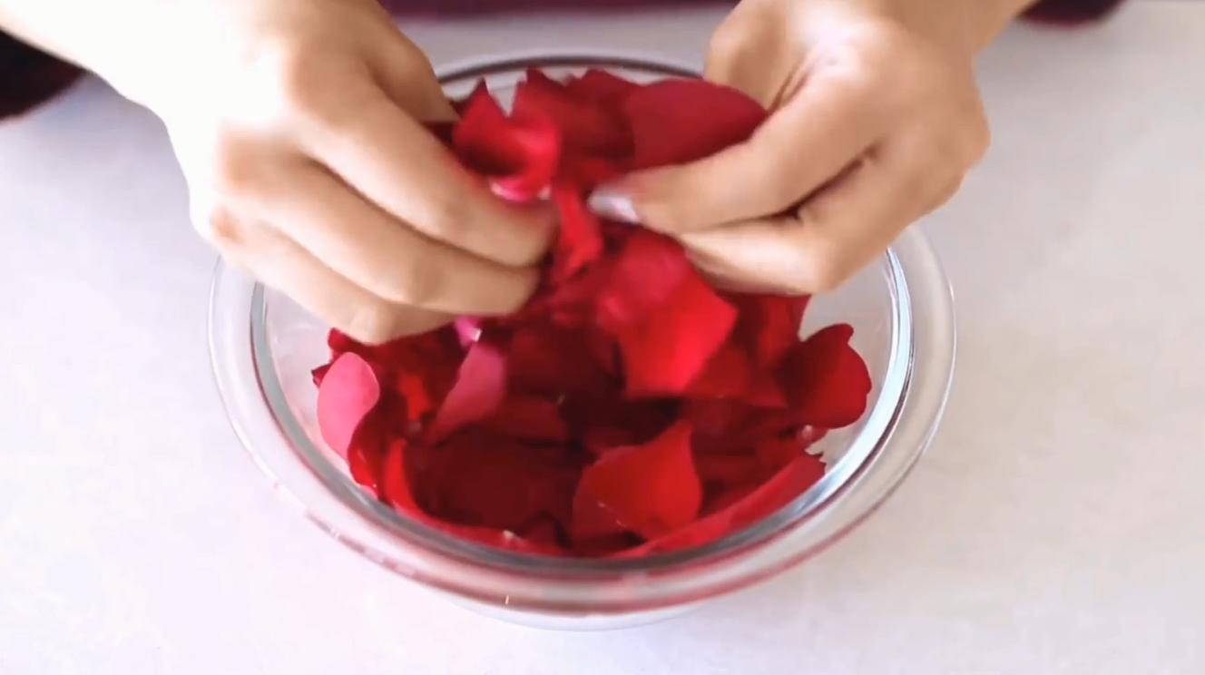 香水玫瑰花瓣的做法,花瓣蒸馏自制香水