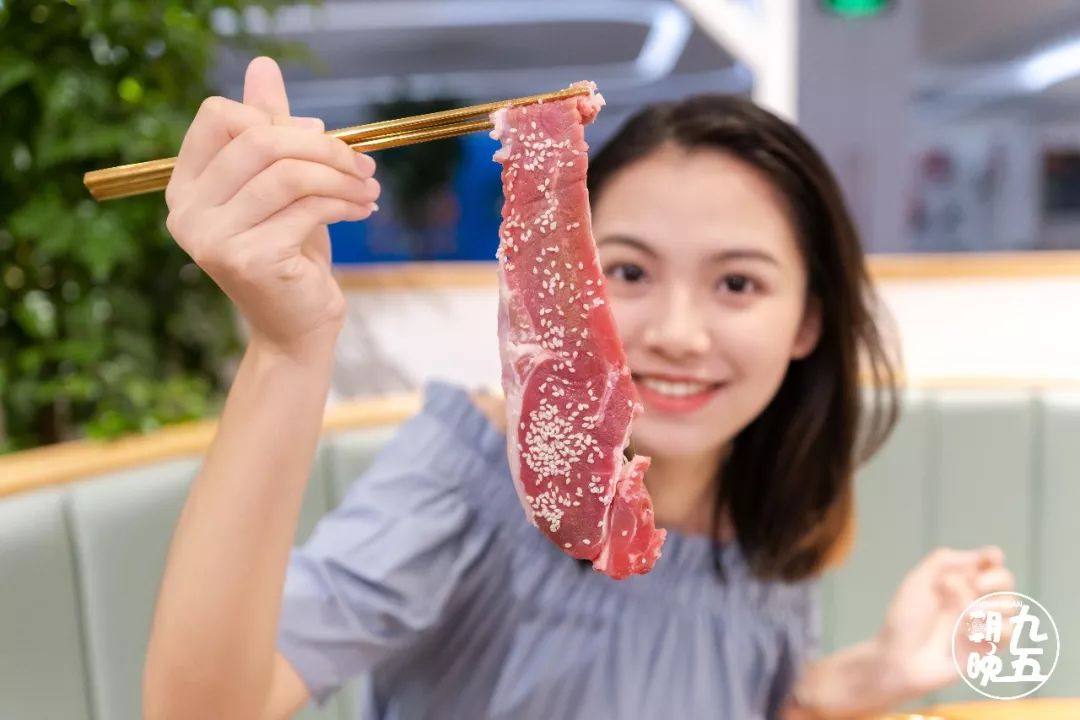 东莞首家火锅+烤肉一体涮就在万江家汇城，几百人排队等着吃