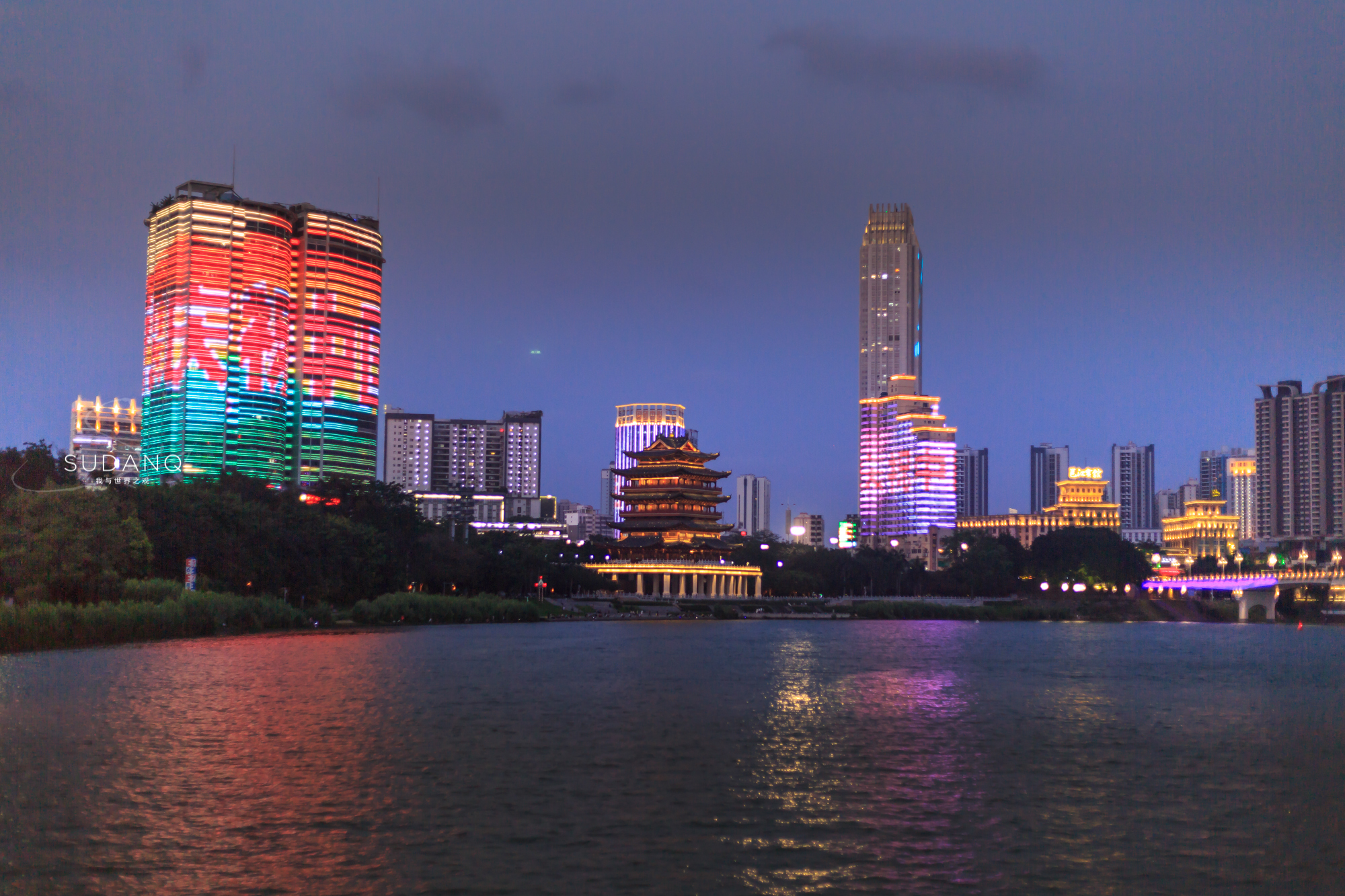 广西南宁夜景邕江大桥,南宁邕江夜游金惠号