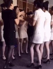 涂口红可以喝水吗,妹子涂唇技巧