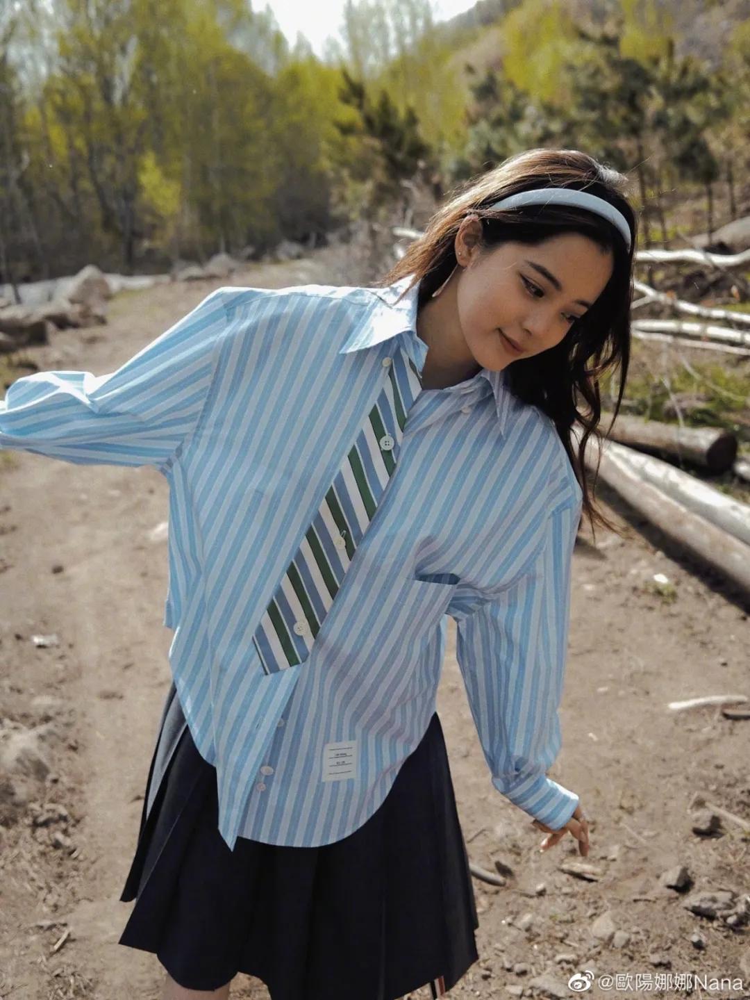 超减龄穿搭法则被杨超越狠狠拿捏,杨超越水手服穿搭