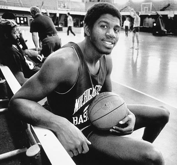 詹姆斯和萨瓦娜在科比面前秀恩爱,詹姆斯加冕历史得分王萨瓦娜镜头