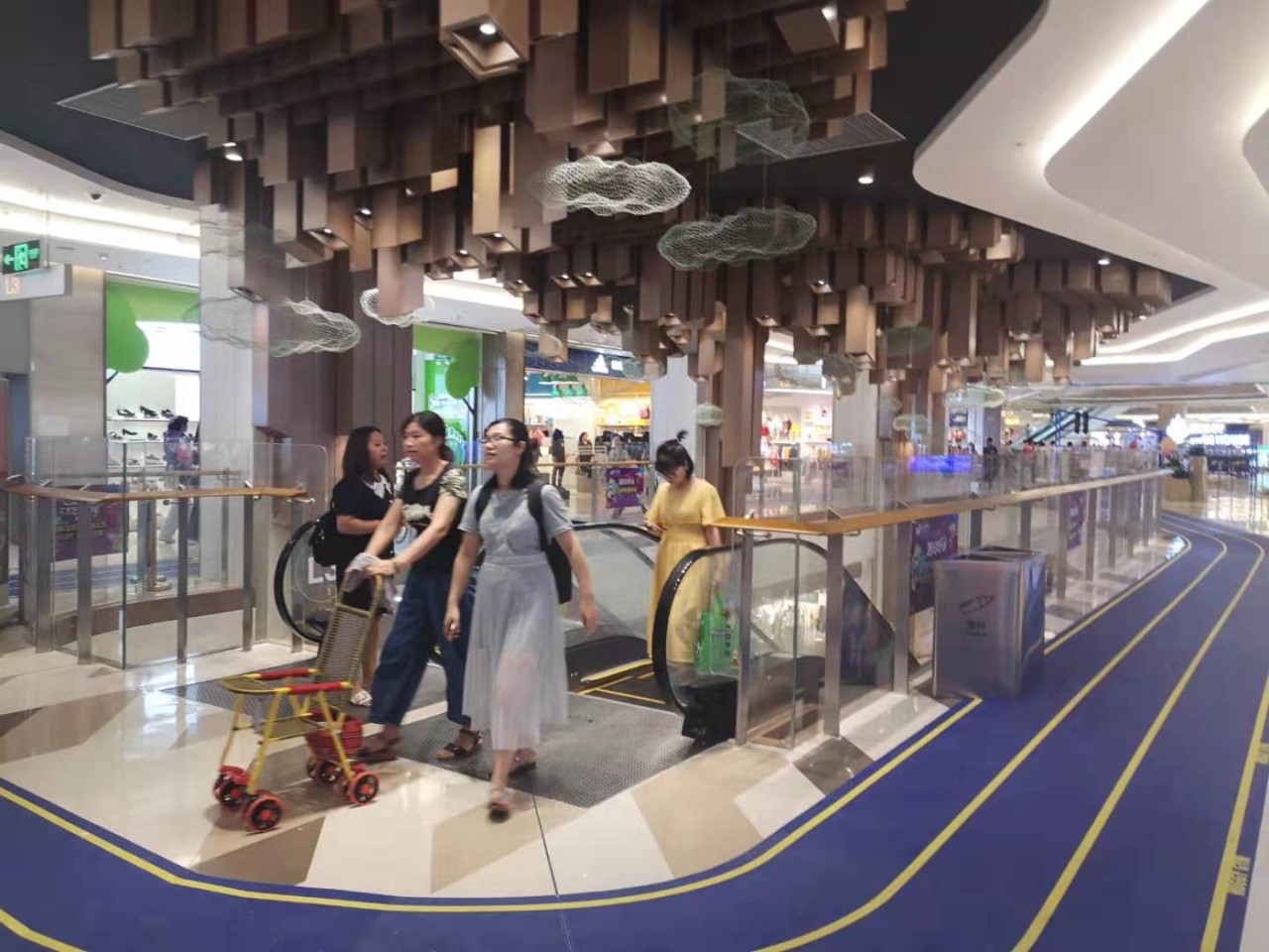 深圳西丽益田假日里人流,开业第一天人流量爆棚