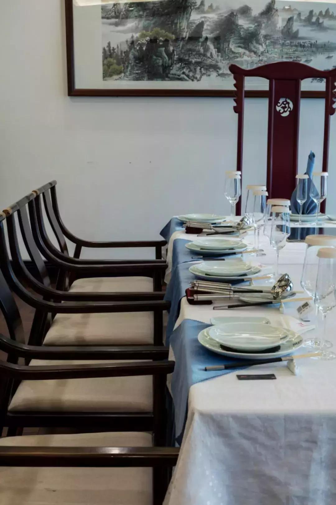 西安一“怪”店，没有散座，厅堂还悬了只大金龙