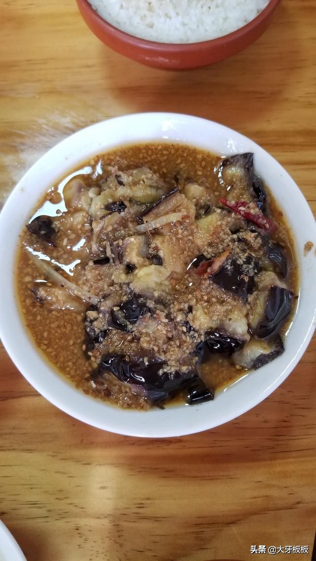 济宁比较有名气的甏肉干饭,山东济宁最有名的小吃的甏肉干饭