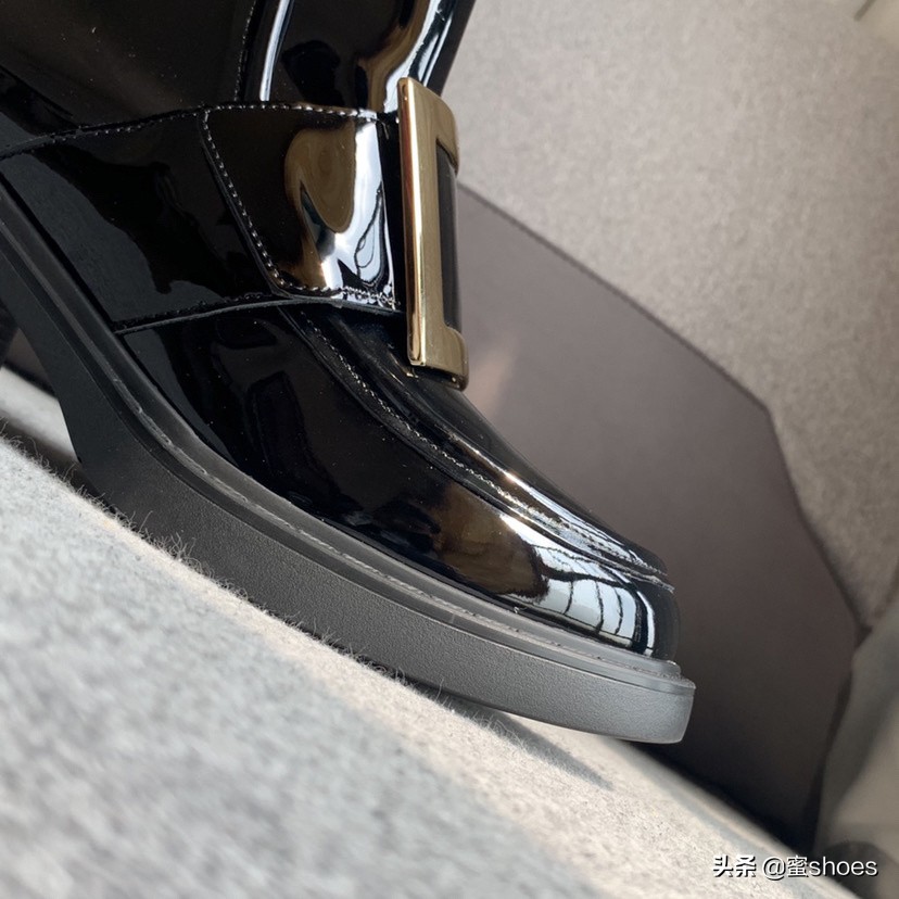 秋冬不能再穿凉鞋,怎么继续性感?RV方跟短皮靴帮你打造大长腿