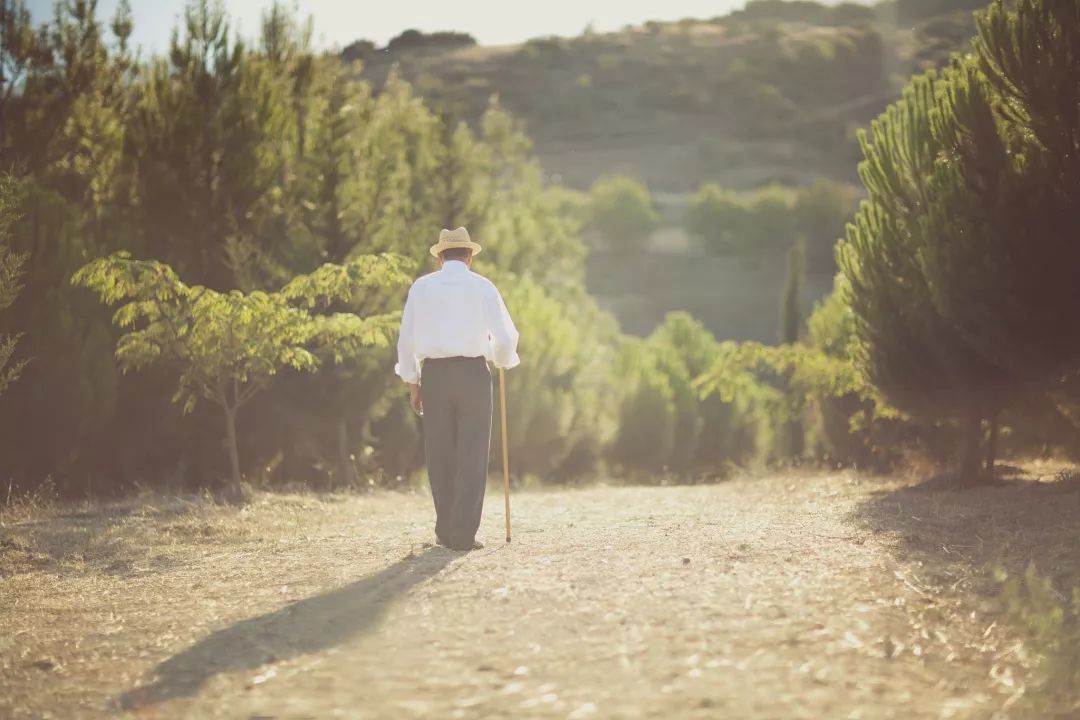 寒衣节是我国一种传统的祭祀节日,中国传统节日寒衣节祭奠先人