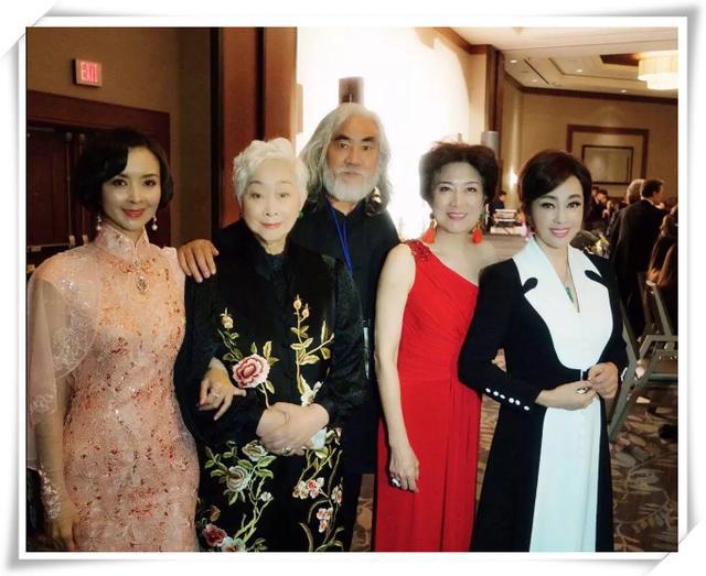 刘晓庆不化妆照片曝光,63岁刘晓庆出席活动大秀锁骨皮肤