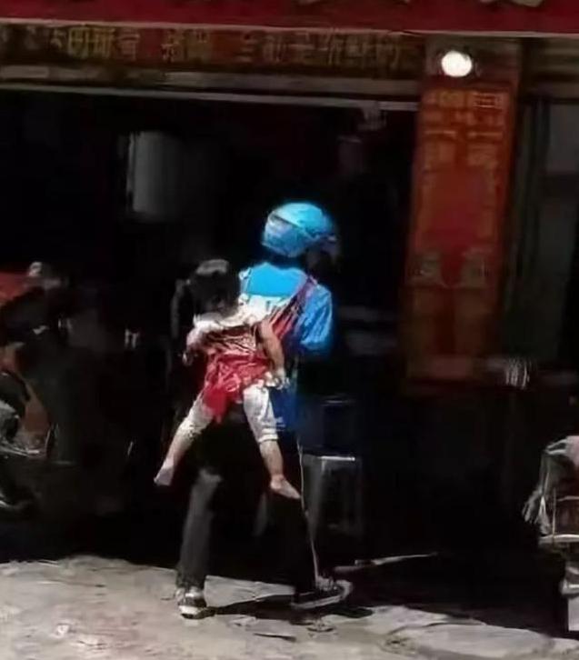 夜市老板娘胸前挂了一个“布袋”，顾客看清后说：再来一碗