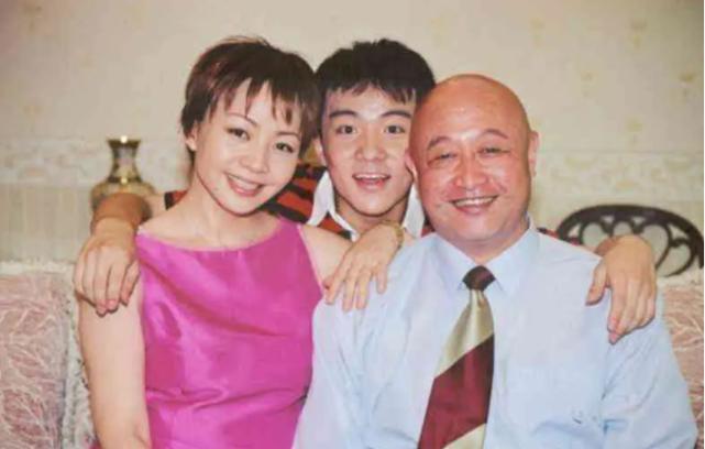 “三毛”34岁了！8岁爆火，14岁谢顶，植发挨300多针，如今变帅哥