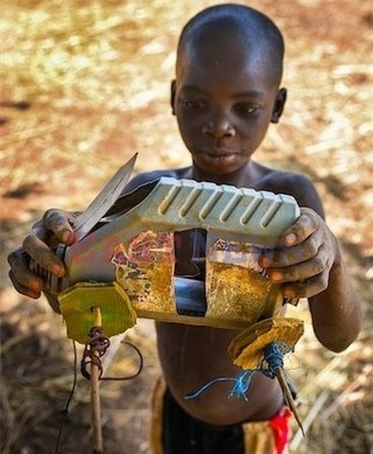 看着这些非洲小孩的自制玩具，你会觉得快乐其实很简单