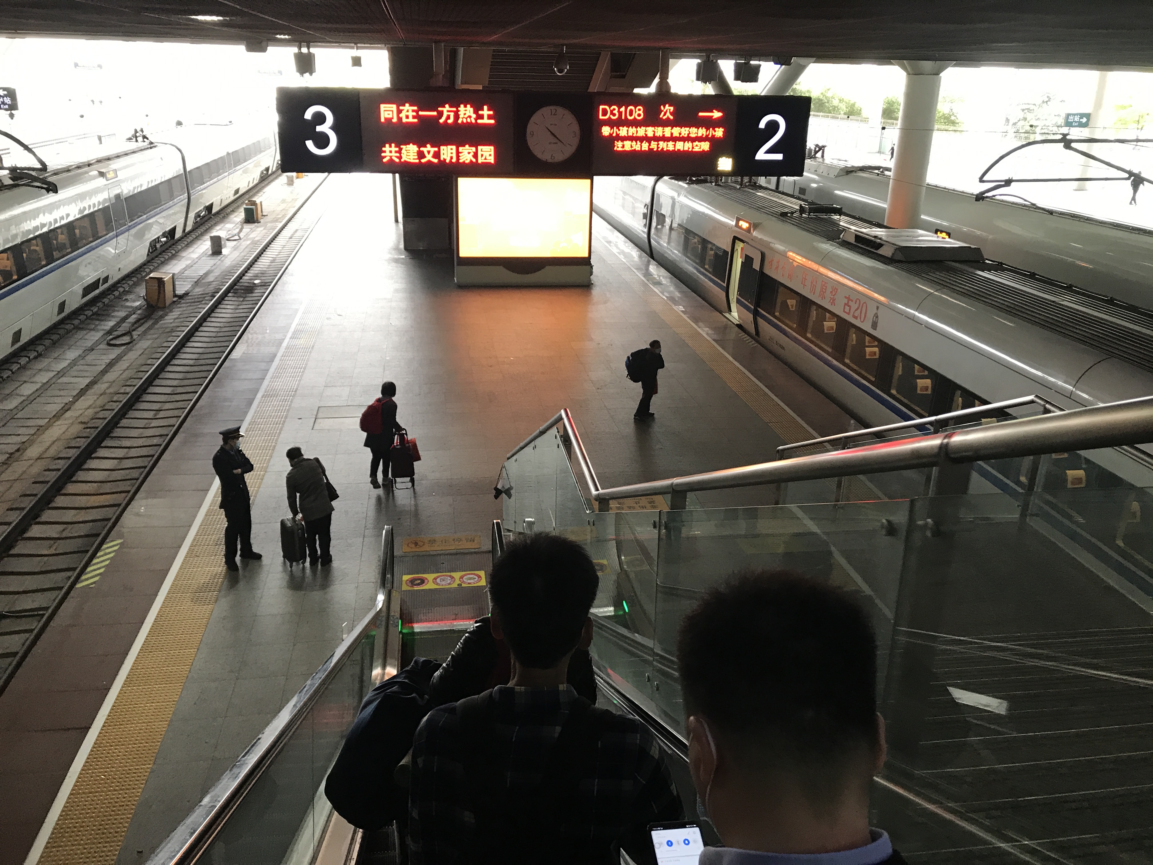 教老年人乘坐高铁你怎么看,老年人坐高铁怎样出行