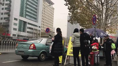 医院门口都有什么人,医院门口一群人