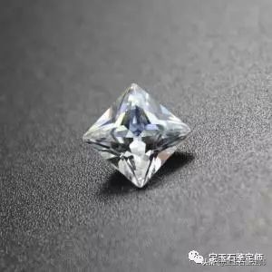 与钻石很相似，但价格相差很大的宝石来看看