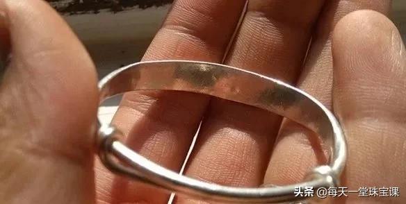 戴银镯手脖发黑了,戴银镯发黑是什么原因