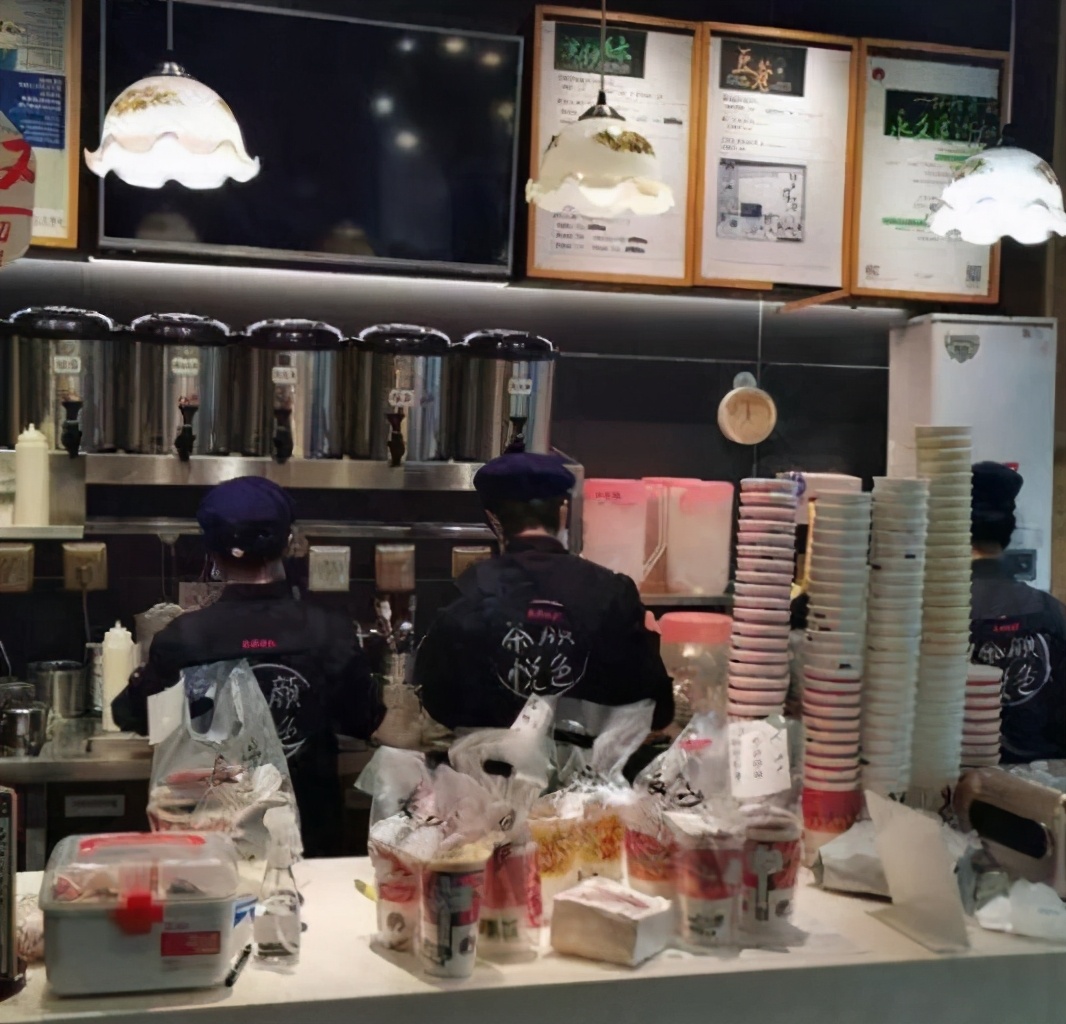 茶颜悦色武汉排队,武汉第一家茶颜悦色开业场面火爆