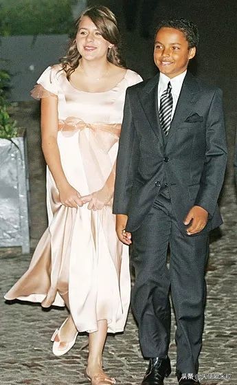 57岁阿汤哥比24岁黑人养子年轻太多！星二代是光环还是诅咒？