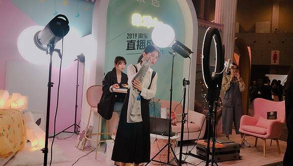 传统实体店线上销售渠道转型,实体店直播带货的利与弊