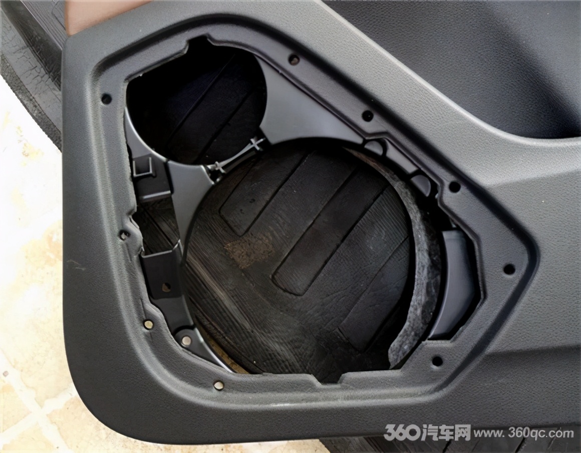 奥迪q7改装案例亮黑套件,新款奥迪q7改装智能大屏