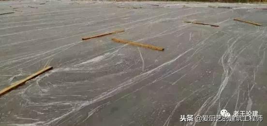 把控混凝土强度,浇混凝土板面平整的方法