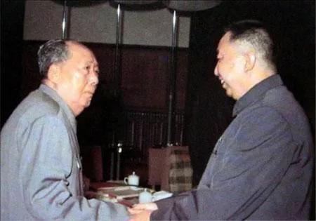 22个版本毛主席和*国锋华**同志在一起的画作，历史瞬间，永恒记忆