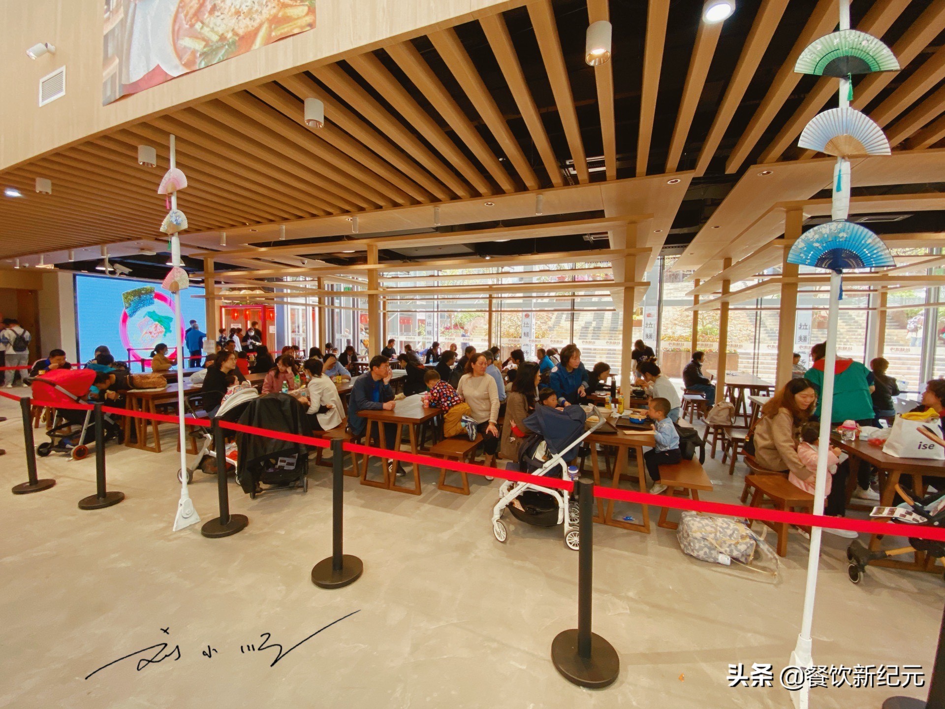 排队一小时就为了吃这碗黑色拉面,为什么吃一碗拉面需要排队几小时