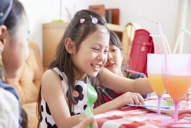 奶奶老是给孩子玩手机怎么办,奶奶总给孩子吃零食