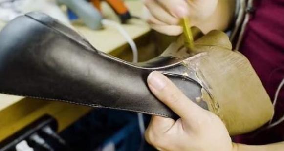 日本超级奇葩的高跟鞋,日本发明最奇葩的马蹄高跟鞋