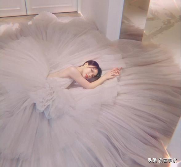 离婚证是一张图片吗,离婚证照片是一个人么