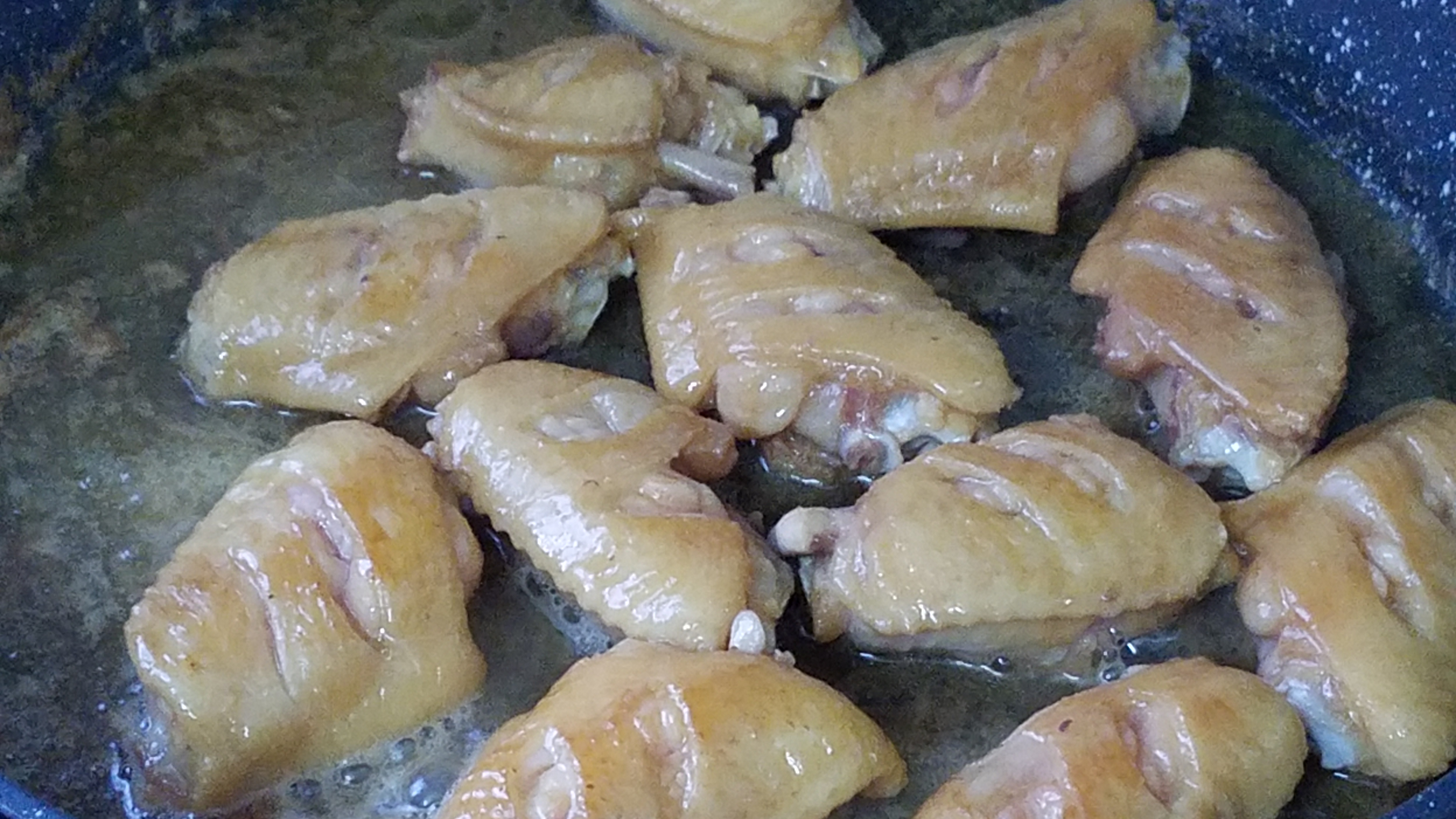 香喷喷的烤鸡奥尔良鸡翅,在家也能做香喷喷的鸡翅包饭