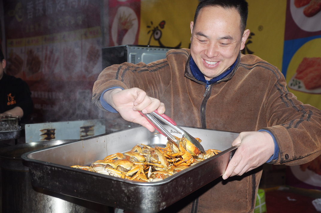 大批武汉市民汉口北体验万种品牌团购，抢特惠品牌服装、品美食