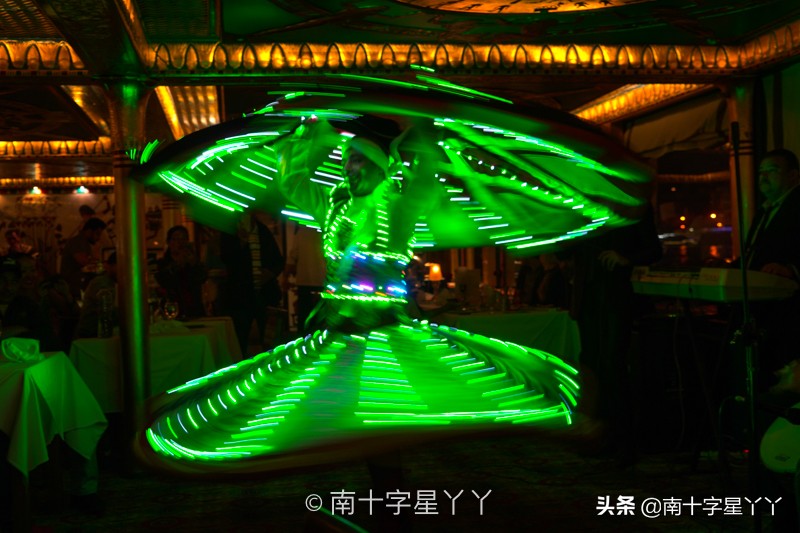 一半沙漠一半海洋图片,一半沙漠一半湖水