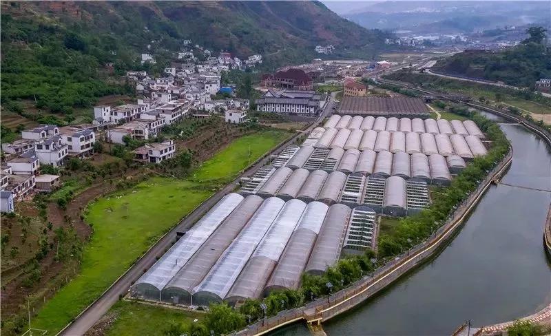 经过扶贫改造后乡村大变样,脱贫攻坚乡村旧貌