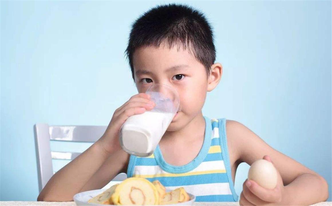 超市这三种假牛奶千万别给孩子喝,孩子喝的纯牛奶是假的吗