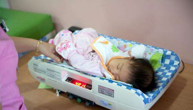 宝宝出生就不哭了是什么原因,孩子刚出生时不哭是什么原因导致