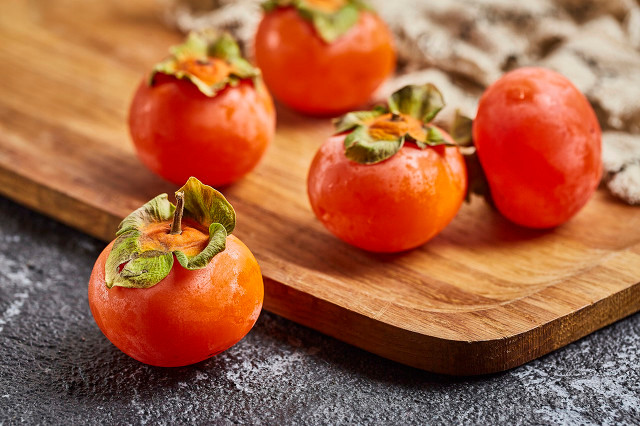 吃鸡蛋又吃柿子上吐下泻怎么办,柿子和鸡蛋一起吃了会住院吗